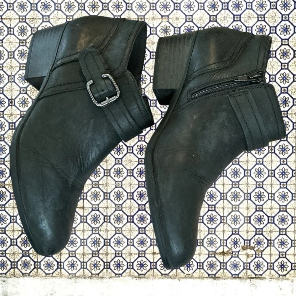 🌸Clarks Black Ankle Booties